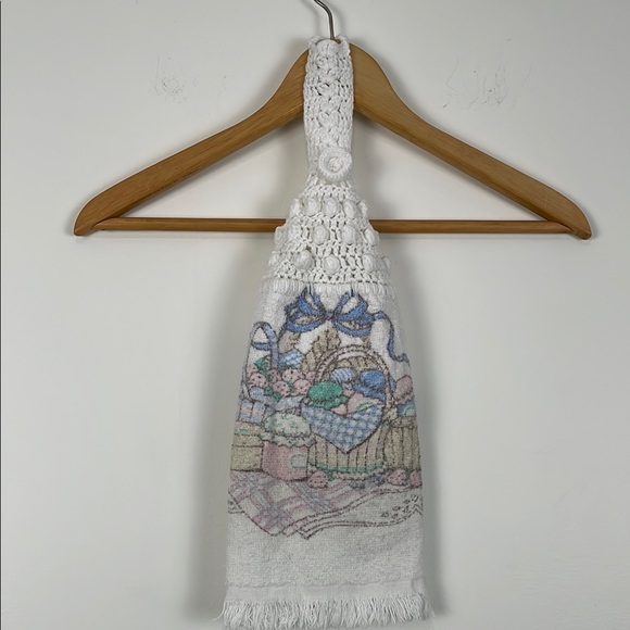 Vintage Tea Towel Crocheted Hanger Button Strawberry Basket White - Picture 1 of 7